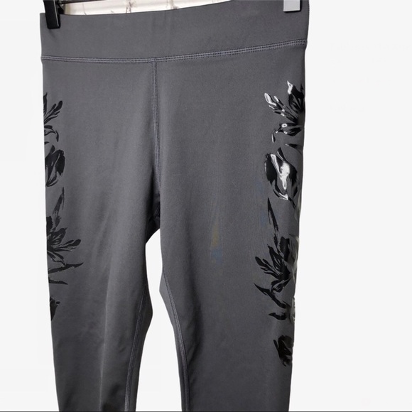 Fabletics Ultra Cool Floral 7/8 Leggings Mid Rise Size XS Gray Black Activewear - Picture 5 of 9
